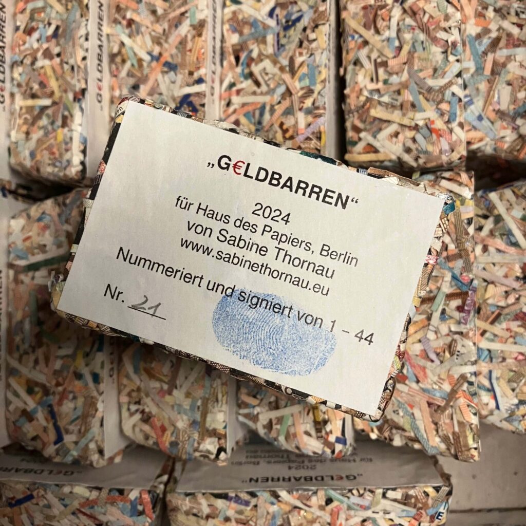 Barren aus geschredderten Geldscheinen