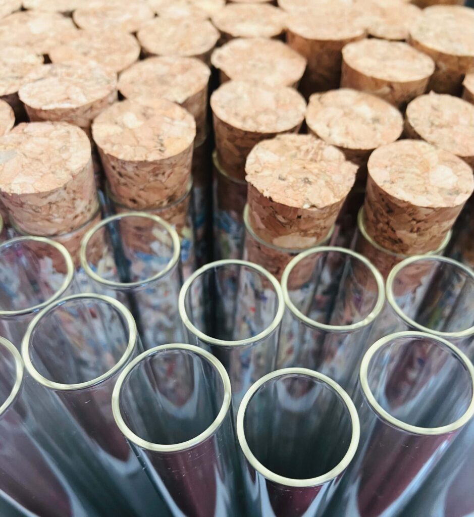 Röhrchen mit geschredderten Geldscheinen